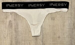 Weiß schwarzes Höschen – Kühl, geheimnisvoll & getragen