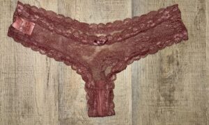 Rotes Höschen – Kühl, geheimnisvoll & getragen