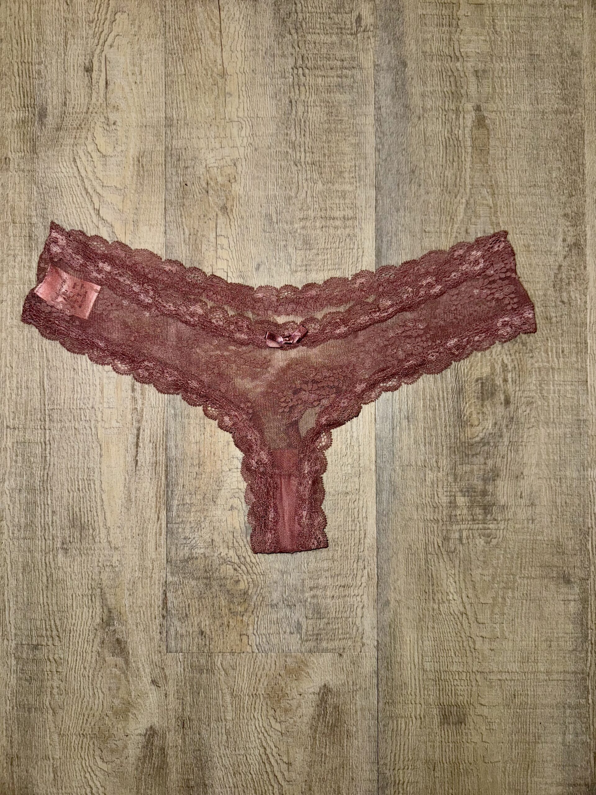 Rotes Höschen – Kühl, geheimnisvoll & getragen