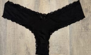 Schwarzer Tanga – Klassisch. Eng. Verführerisch