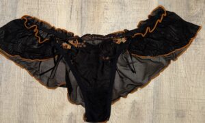 Schwarzer Tanga – Klassisch. Eng. Verführerisch