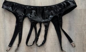 Glänzendes Lack-Straphöschen – geöffnet & bereit für deine Fantasie