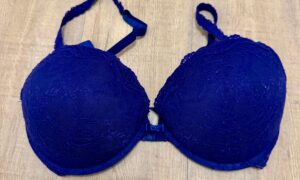 Verführerischer Spitzen-BH in königsblau – getragen & sinnlich nah 💙